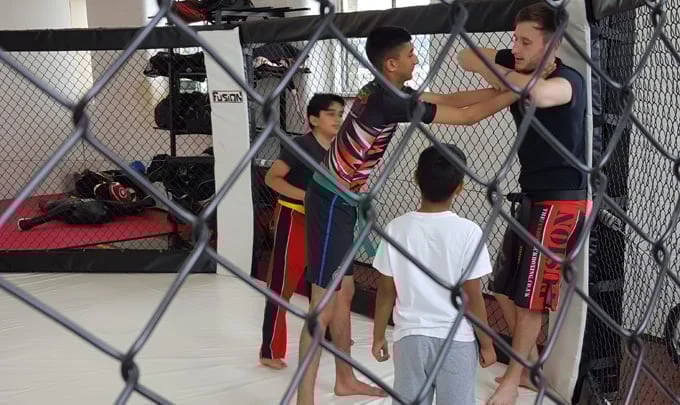 Ste-Grimshaw-teaching-selfdefence